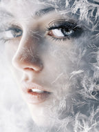 „FROSTED GAZE“ – Der Blick aus Eis - Gerahmtes Poster