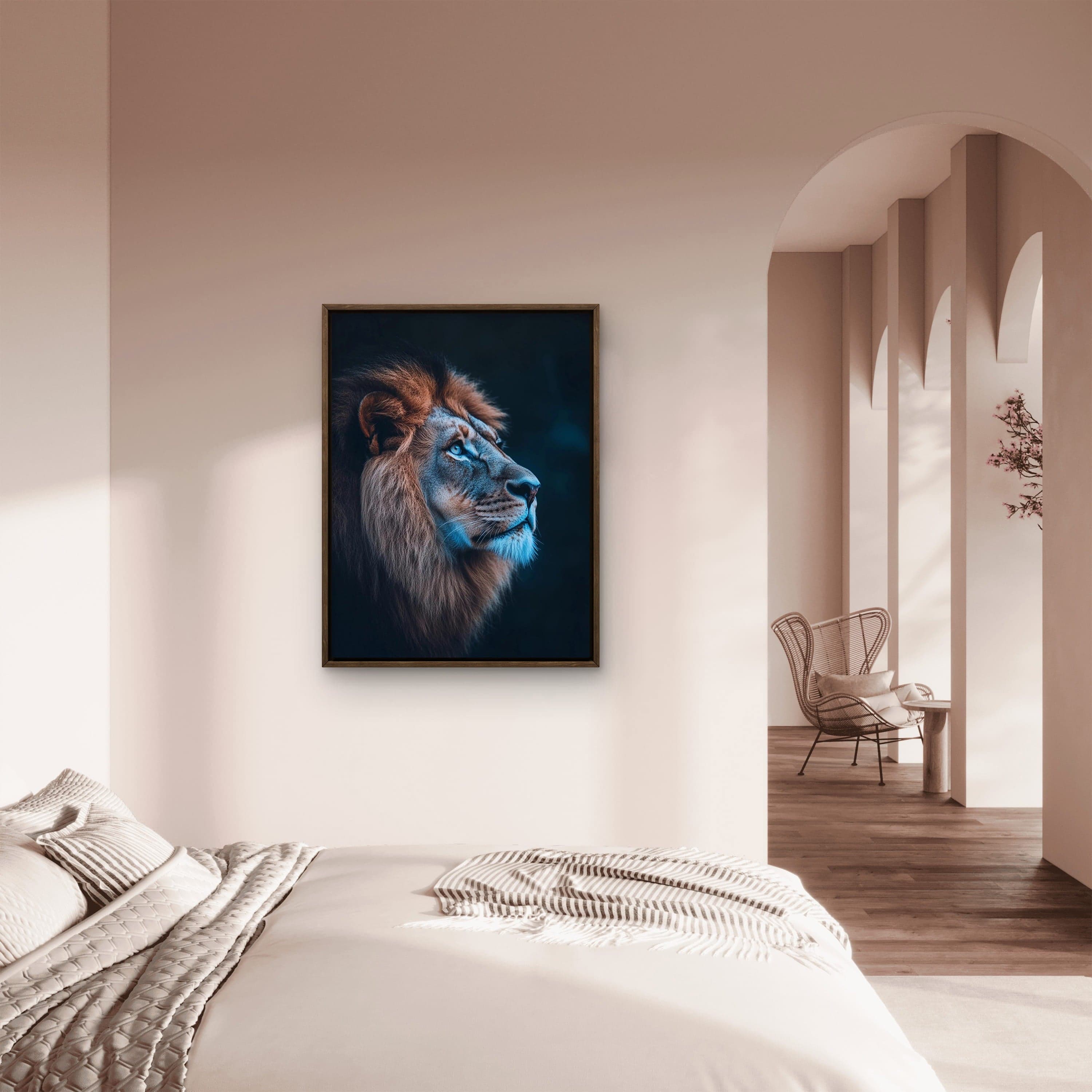 Alivia-Arts MAJESTÄT DES LICHTS – Der Blick eines Löwen - Gerahmtes Poster