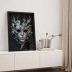 Alivia-Arts SILVER SHADE - Maske der Stille - Gerahmtes Poster